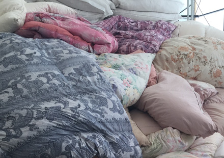 集まった羽毛製品